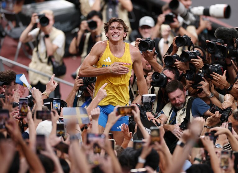 世界記録を達成したデュプランティス。多くのカメラマンに囲まれた　©JIJI PRESS