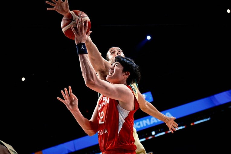 今季、NBAのネッツでチームメートだった渡邊とミルズの攻防　©FIBA
