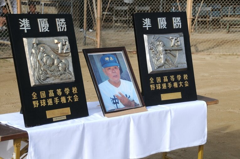 沖縄水産を2度の甲子園準優勝へと導いた栽弘義。その一方で、苛烈な指導方針への批判も多かった　©Okinawa Times/KYODO