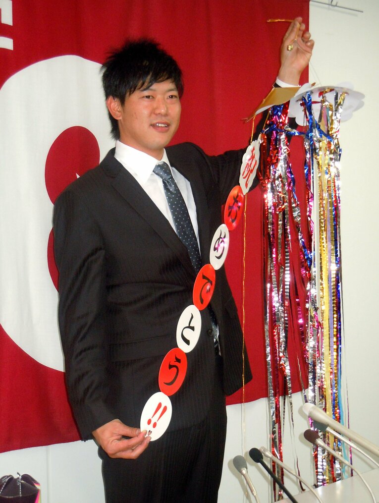 2011年12月、最多勝を獲得し契約更改で笑顔を見せる内海哲也　©JIJI PRESS