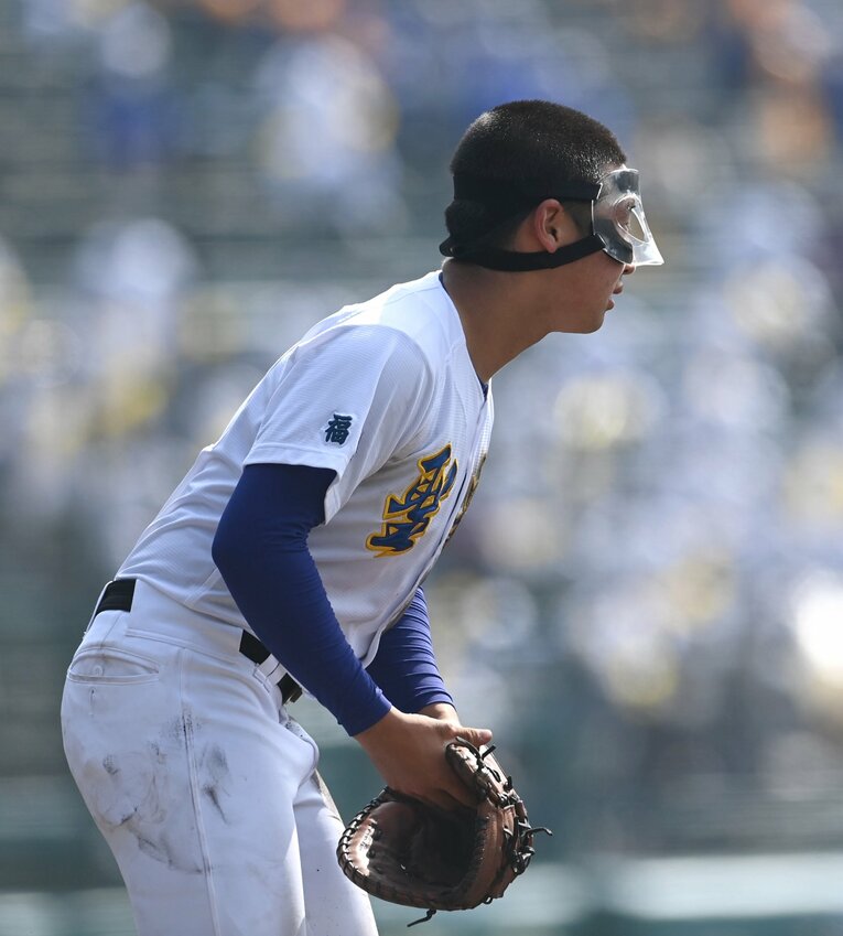 今春のセンバツで、フェイスガードをつけて守備位置につく聖光学院・伊藤遥喜 ©Sankei Shimbun