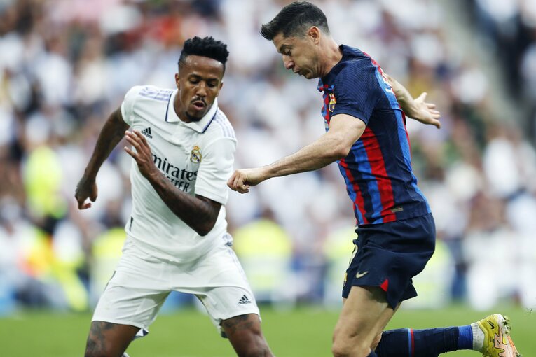 バルサの「タレント頼みで大雑把な攻撃＋脆いDFライン」危機的な不甲斐なさ… “盤石マドリーと明暗くっきりクラシコ”を撮った(37)