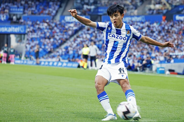 「KUBOコール」や「武房、シャツくれませんか」日本語メッセージの少年、猛プレスに感謝のハグ…“久保建英リーガ100戦目の進化”を撮った(12)