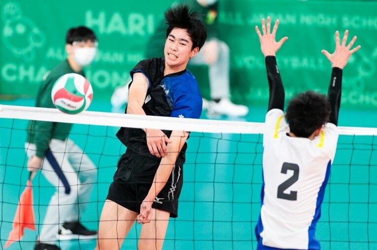 初出場の日南振徳高校でエースを務めた甲斐優斗。2mの高さを武器に、巧みにスパイクを打ち分けた ／ photograph by AFLO SPORT
