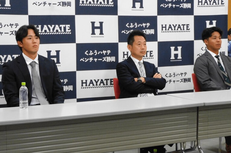 会見でドラフト会議を見守った、くふうハヤテの（左から）宮路投手、池田球団社長、仲村内野手 ／ photograph by Jun Aida