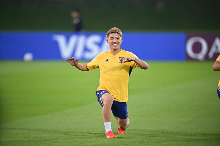 クロアチア戦前日にリラックスした表情で練習を行う堂安　©Takuya Kaneko/JMPA