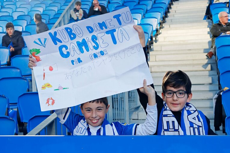 いつものように久保への日本語メッセージボード（盆栽と富士山？つき）がある中で、次の写真は……　©Daisuke Nakashima