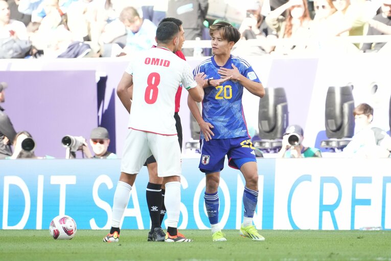 競り合いのなかで顔を叩かれた久保建英（4枚目／全4枚）©Masashi Hara