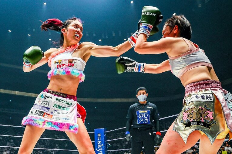 9月19日のRIZIN.30、初の女子キックマッチとして行われたぱんちゃん璃奈vs百花 ／ photograph by RIZIN FF Susumu Nagao