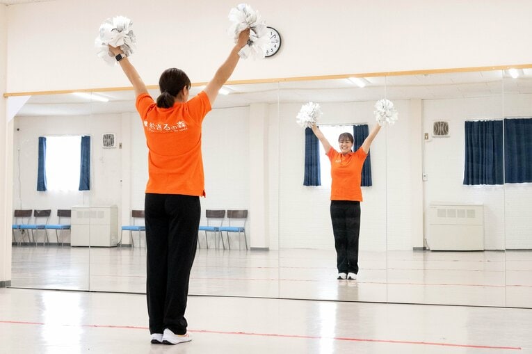 体操だけでなくチアダンスなども指導する　©Takashi Shimizu