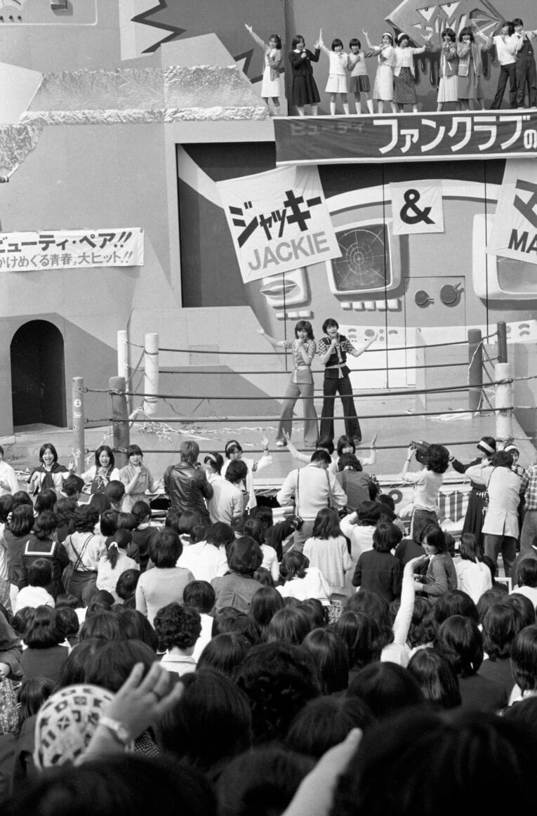 ファン感謝デーで歌うビューティ・ペア【スワイプするとそのほかの写真もご覧になれます】　©東京スポーツ新聞社