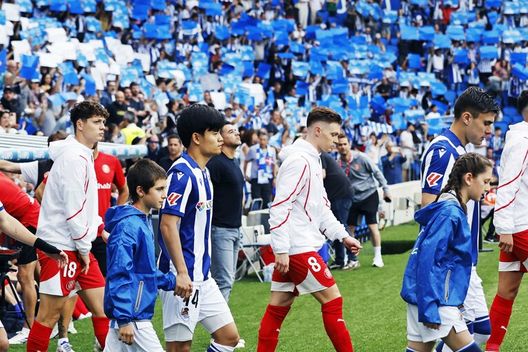 「久保建英が子供ファンにユニホームを」日本代表招集前のホーム最終戦で監督と別れ…5季連続欧州カップ戦は「ソシエダでの奇跡的な時」だった(3)