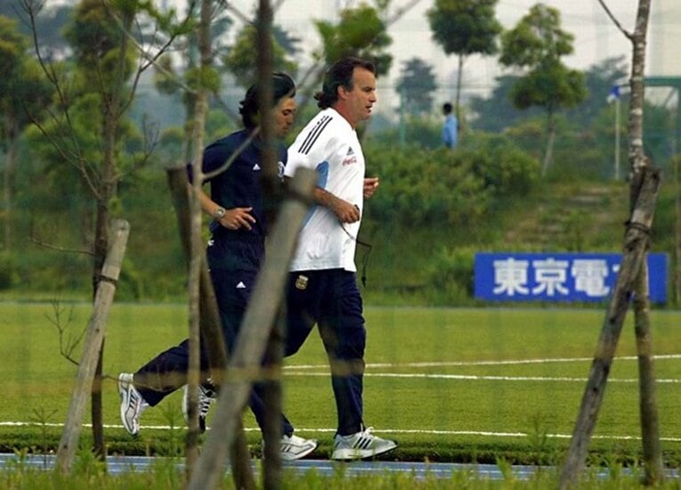 ビエルサとジョギングをする荒川氏　(C)Javier Garcia Martino