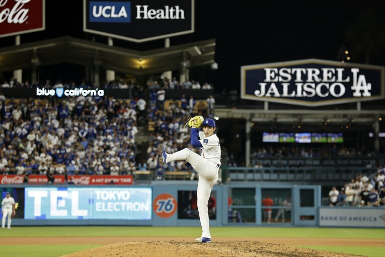 観客からの「ロウキ」コールに応え、クローザーの役割を全うした佐々木　©Getty Images