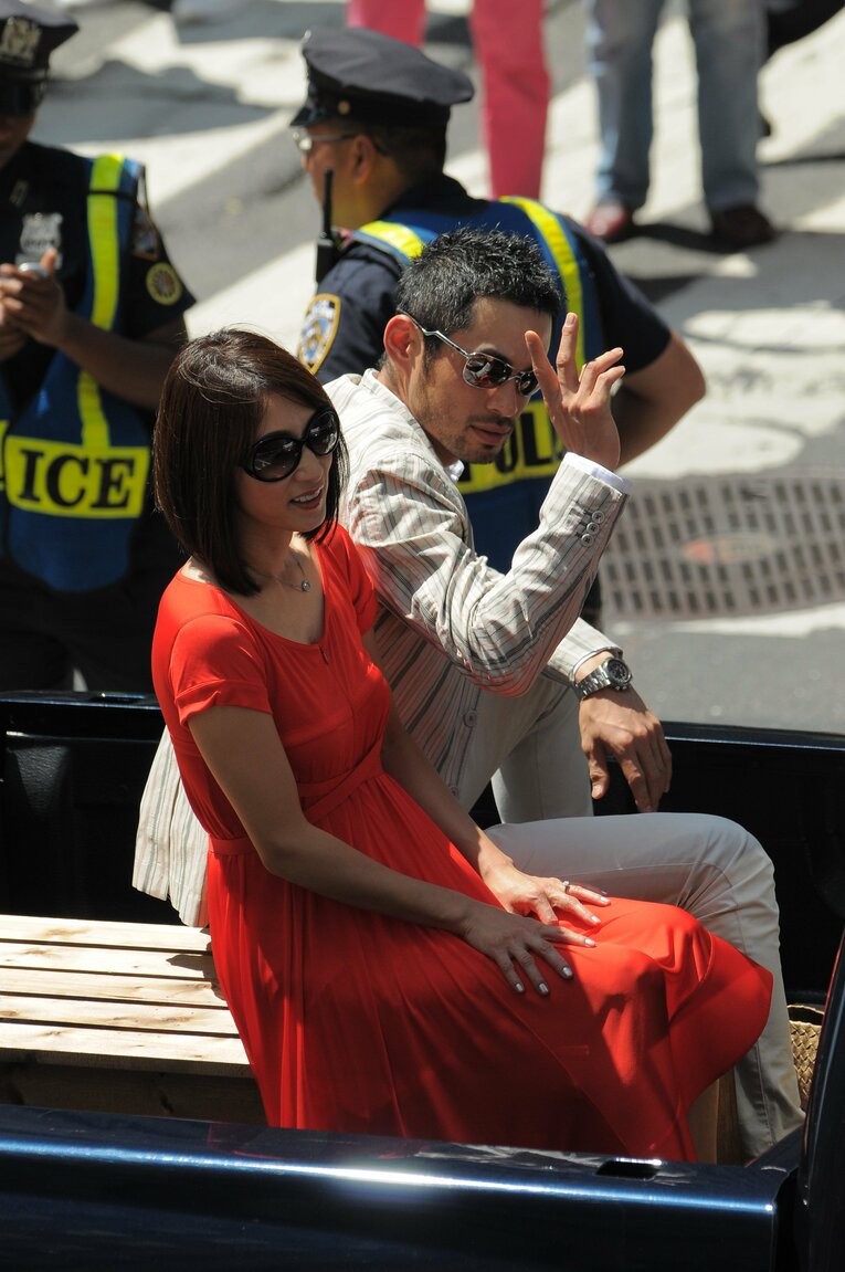 弓子夫人とオールスターのパレードに登場したイチロー　©︎Getty Images