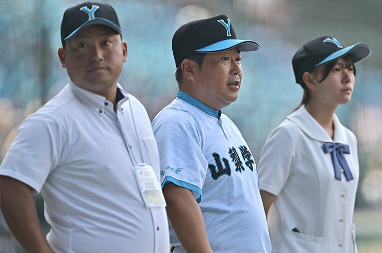 山梨学院の吉田健人部長（左）と吉田洸二監督。親子関係のチームにあって、どのようなチーム運営をしているのだろうか ／ photograph by Hideki Sugiyama