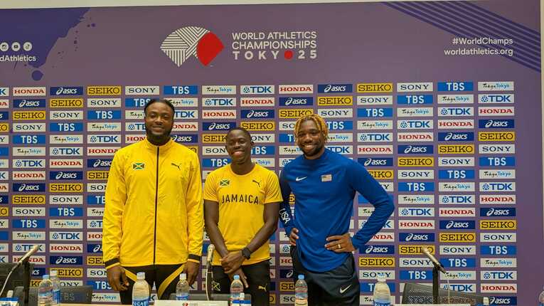 100m後のメダリスト会見に臨む3選手。左から2位のトンプソン、1位のセビル、3位のライルズ　©Number