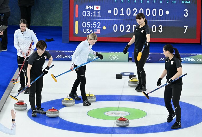 8エンドに3点をスイープされたアメリカ戦。9エンドでコンシードを選択した　©JIJI PRESS