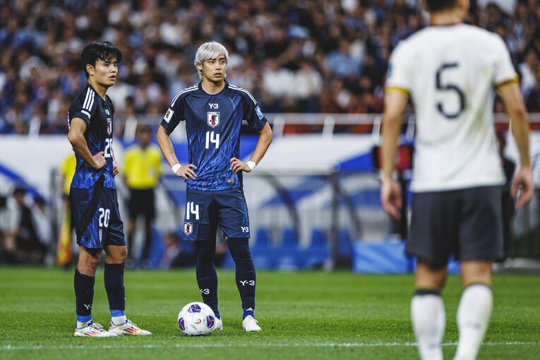 久保建英とフリーキックの相談中（2枚目／全3枚）©Kiichi Matsumoto