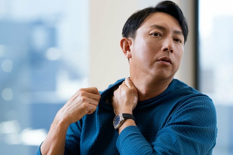 オイルを手に馴染ませ、体に塗り込みをする川﨑