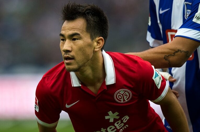 マインツ時代の岡崎慎司。ドイツの地でゴールを量産するとともに、今も昔も現地の仲間に愛されていた　©Takuya Sugiyama