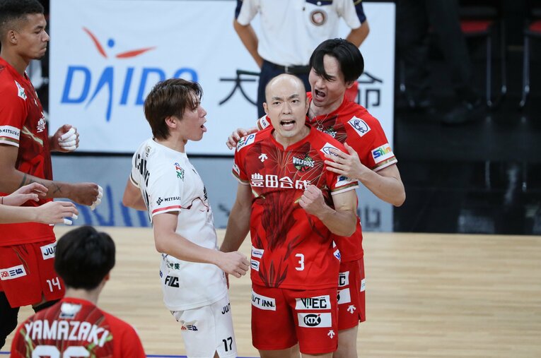 コートで仲間たちを鼓舞する深津英臣　©︎SV.LEAGUE