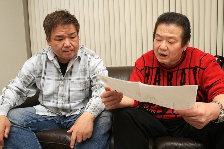 泉田（左）と井上さんの関係性には徐々に亀裂がはいることになる　©Hiroki Kakehata