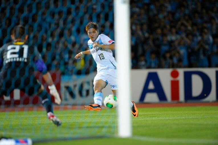 シュートを放つ大久保　©Toshiya Kondo