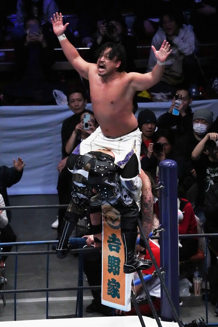 デビッド・フィンレーの上で叫ぶ後藤洋央紀　©Essei Hara