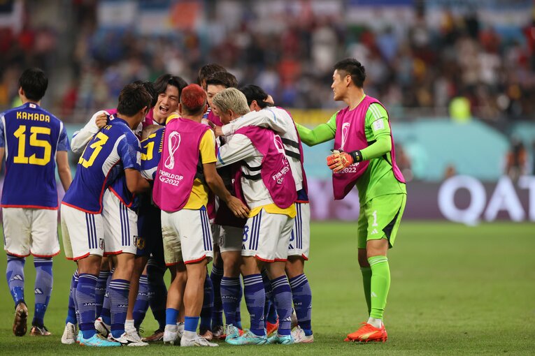 スペイン戦、ゴールの歓喜の輪に駆け寄る川島　©Kaoru Watanabe／JMPA