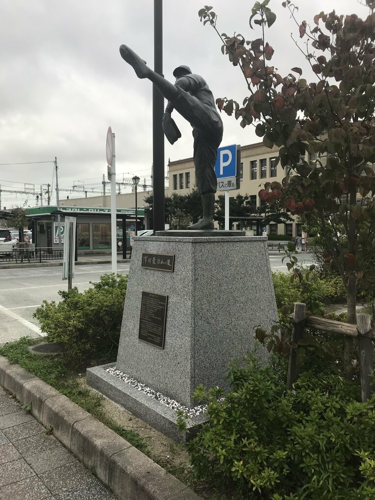 沢村栄治が生まれた三重県宇治山田市（当時。現在は伊勢市）の宇治山田駅前に立つ沢村の像　©Toshiaki Ota