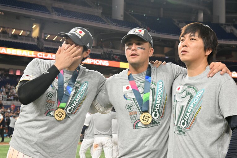 優勝セレモニーで目元をぬぐう大谷　©Naoya Sanuki