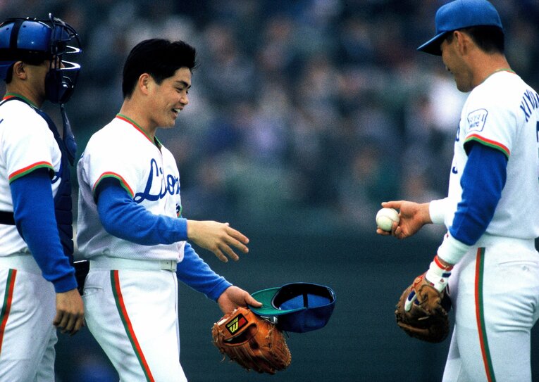 工藤公康にウイニングボールを渡す清原　©Sports Graphic Number