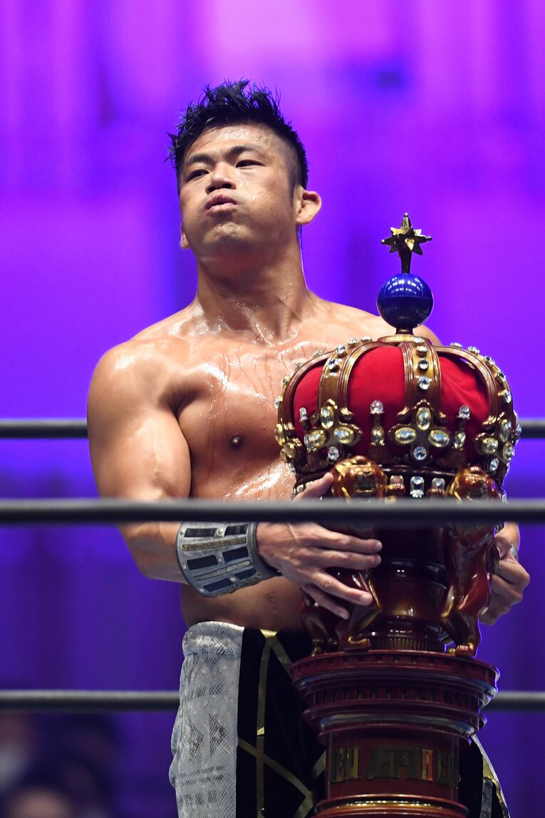 『NEW JAPAN CUP』のトロフィーを受け取るSANADA
