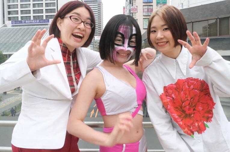 芸人グループ「ショウガールズ」のリーダーでリングアナの野中美智子（右）と、お笑いコンビ「ネバーギブアップ」のHARUKAZE（中央）とおおのまりあ ／ photograph by Norihiro Hashimoto