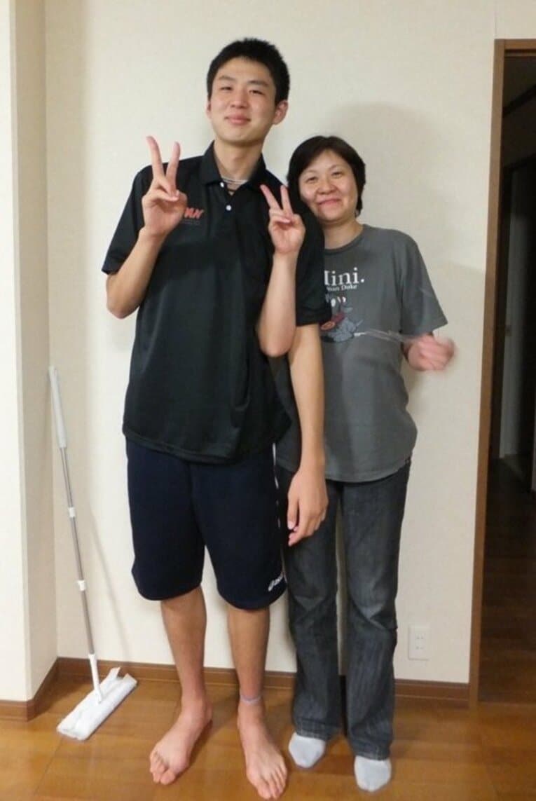 かつては実業団でプレーした母・いく子さん（右）。あっという間に身長は追い抜かれた