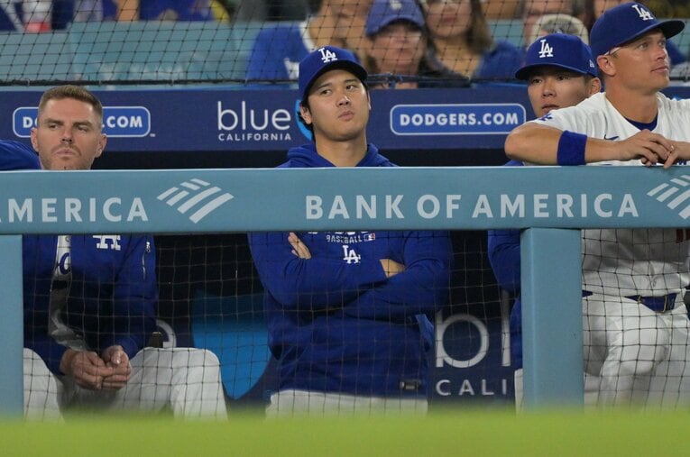 ベンチから戦況を見つめる大谷　©Getty Images
