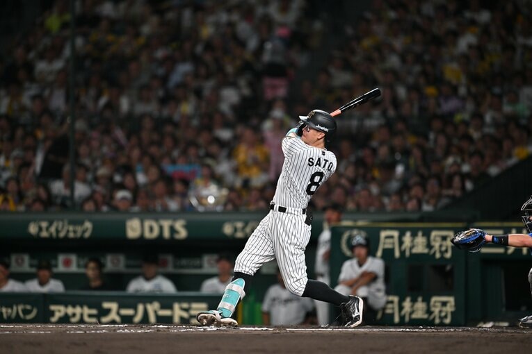 【連続写真】サトテルの見事な一発！　©Hideki Sugiyama