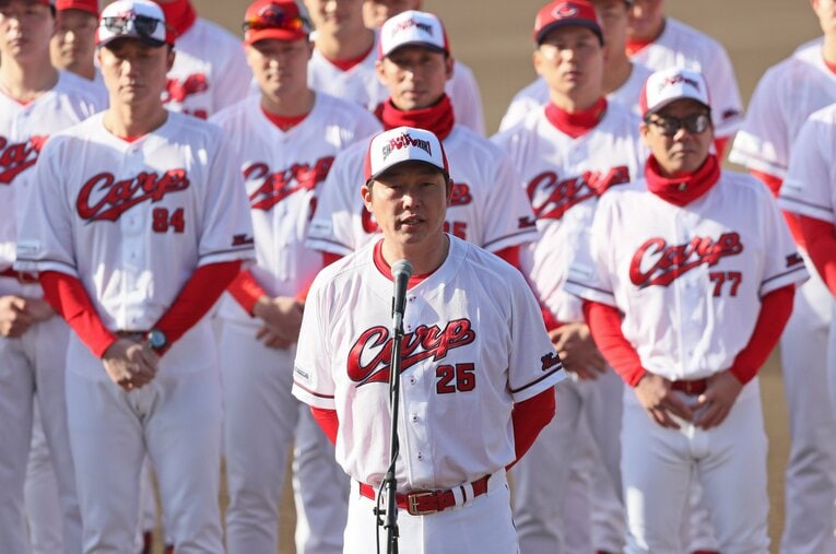 日南キャンプの歓迎セレモニーで挨拶する新井監督 ／ photograph by Sankei Shimbun