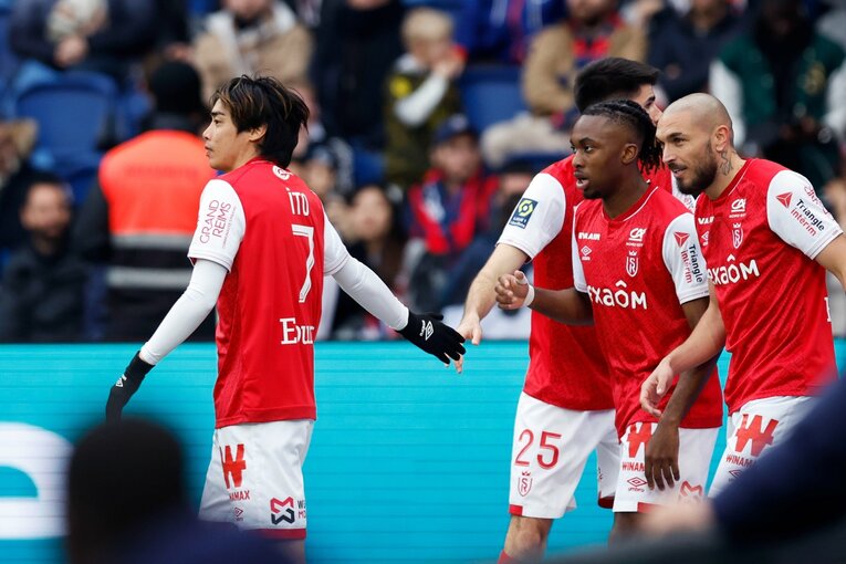 伊東純也は日本代表選外だが「フランス代表DFとの攻防で高い精度」強豪PSG戦、先制ゴール起点のち“深く一礼”…撮影カメラマンは見た(9)