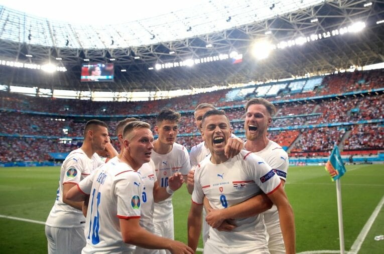 オランダを撃破しベスト8進出を果たしたチェコ。ハードワークを基調とした組織的な戦いで、サッカーの本質を見せつけた ／ photograph by Getty Images