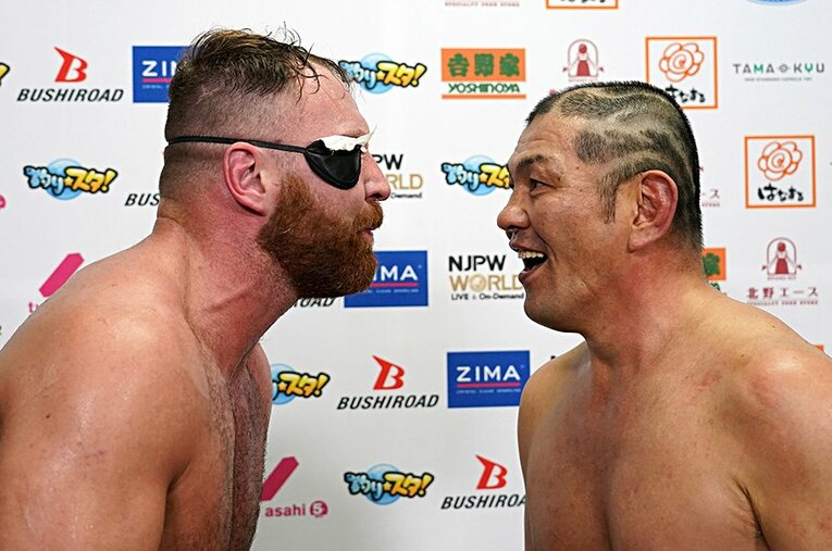 「キング・オブ・プロレス」「キング・オブ・デスマッチ」は誰か決着をつけるべく戦う鈴木みのるとジョン・モクスリー。 ／ photograph by Essei Hara