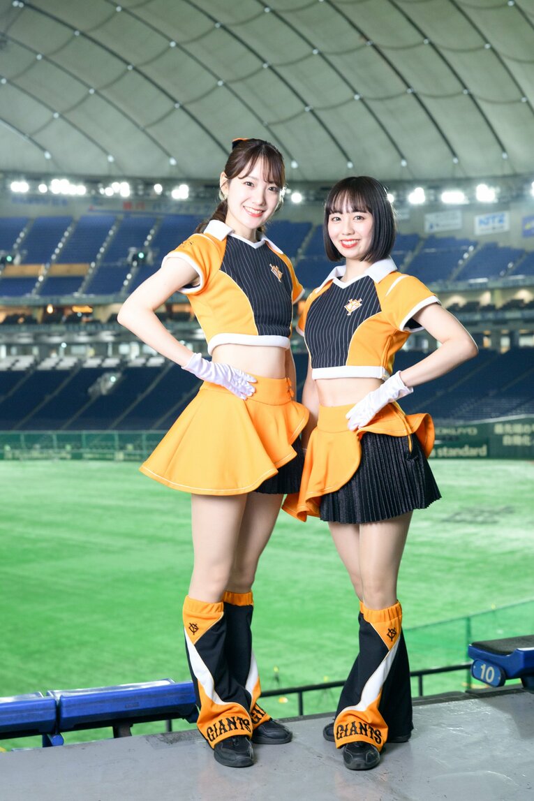 巨人の公式マスコットガール「VENUS」で活躍中の大倉かりんさんと高坂咲舞さん　©Miki Fukano