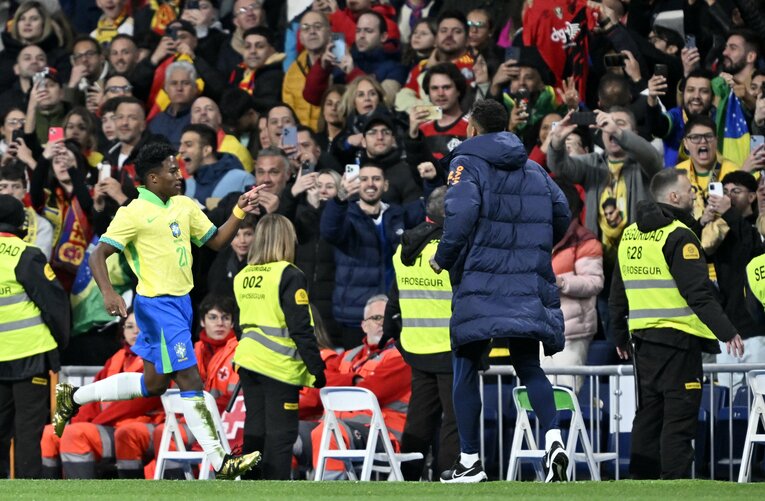 エンドリッキの大活躍に、サンチャゴ・ベルナベウに詰めかけたファンも思わずスマホのレンズを……　©Getty Images