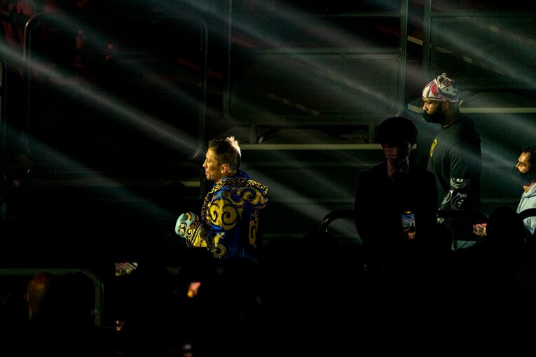 村田の後に入場するゴロフキン、カザフスタンの民族衣装“チャパン”に身を包みリングへと上がる　©Takuya Sugiyama