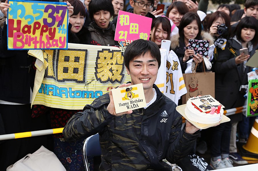 松坂世代・和田毅が懸命のリハビリ。ホークス最年長と50万本のワクチン。<Number Web> photograph by Kyodo News