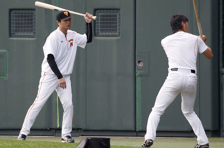 新監督と名伯楽の指導が飛び交う!巨人、貧打解消へのキャンプイン。<Number Web> photograph by Kyodo News