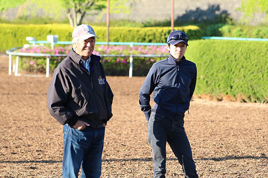 藤沢和雄が積み重ねた1500勝。「馬が最優先」の信念に武豊も感服。<Number Web> photograph by Satoshi Hiramatsu