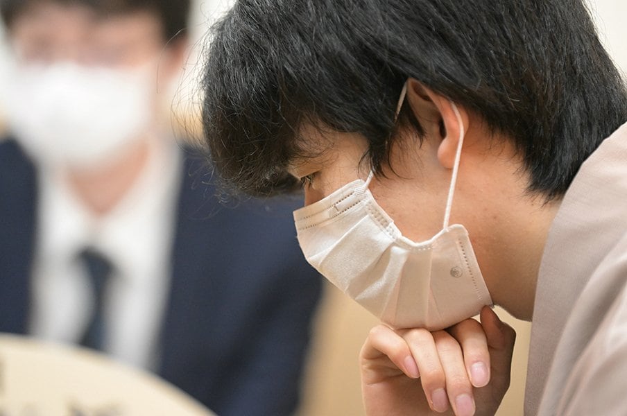 藤井聡太“最年少名人”のチャンスは1回だけ… 60年で9例の「初の順位戦A級→1期で名人戦挑戦」羽生善治、谷川浩司以外だと誰?<Number Web> photograph by Kyodo News