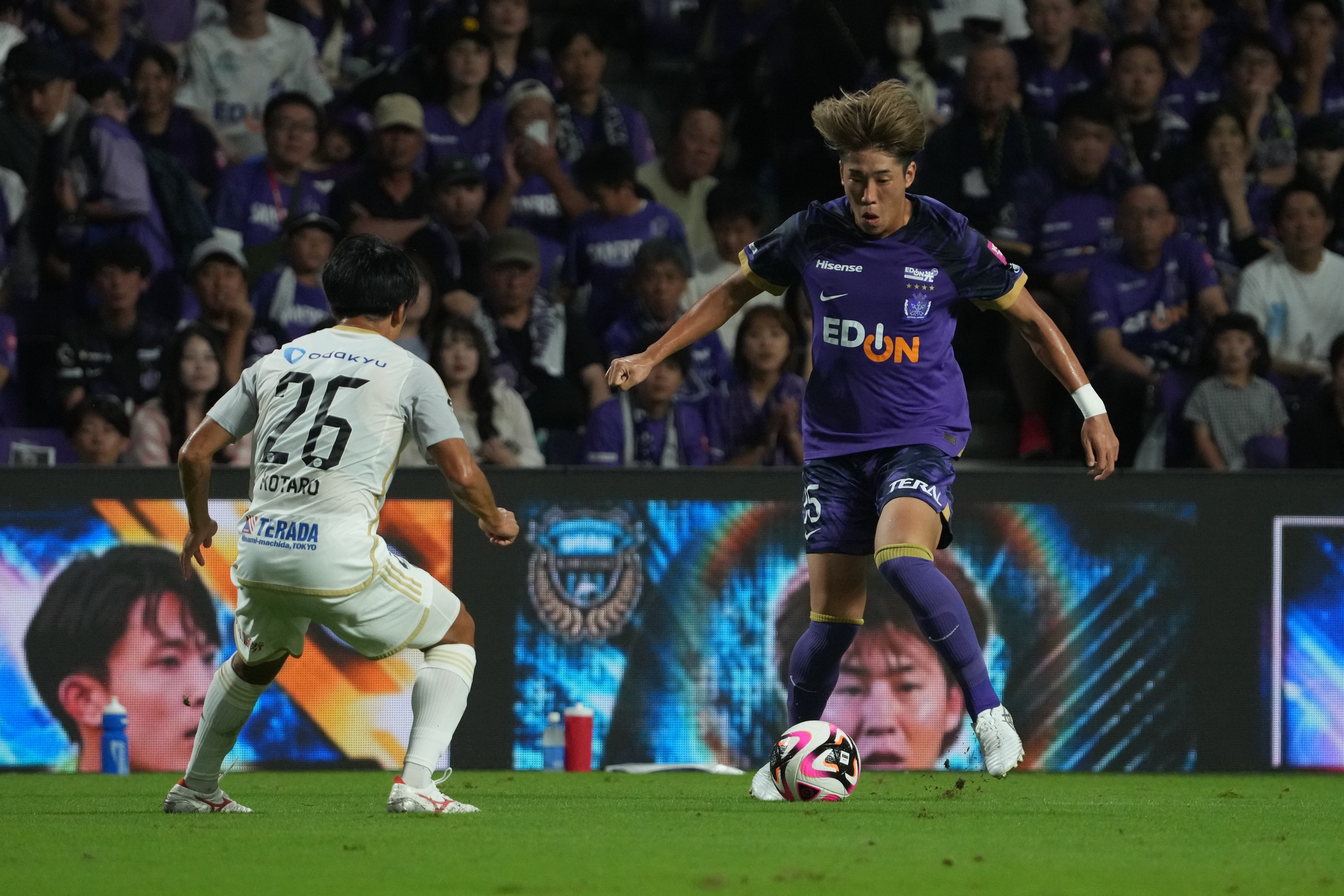 クラブ公式Xでは、DFとは思えない突破シーンや超絶ターンなどのプレー集が『今節の中野たまらん』と紹介されている ©︎Masashi Hara/Getty Images